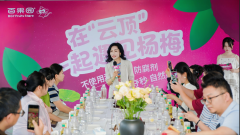 <b>园的工做人员正在果园及分选厂内</b>